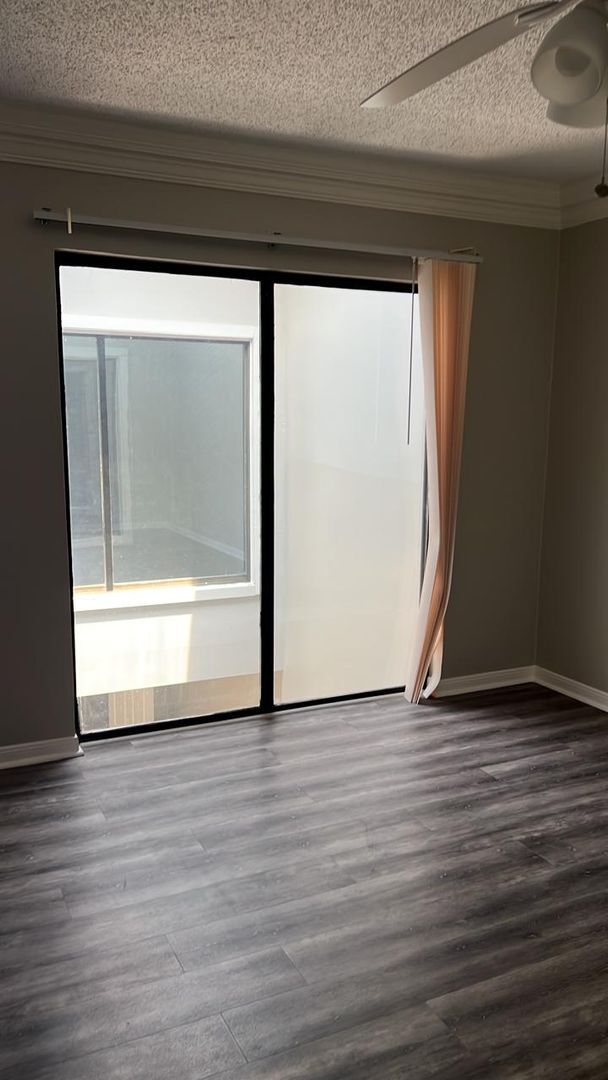 Building Photo - Beautifully updated town home