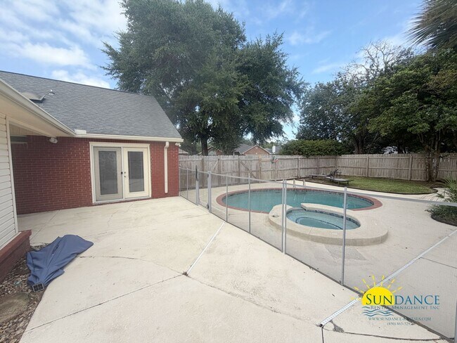 Building Photo - Spacious 5-Bedroom Home with Heated Pool & Hot Tub in Niceville!