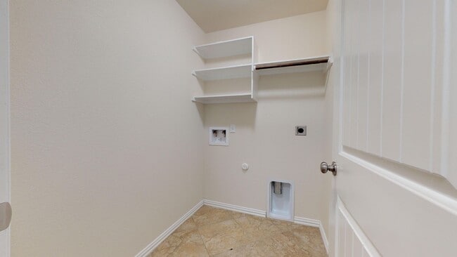 Building Photo - AMAZING 4 BEDROOM IN WHITE ROCK ESTATES FR...