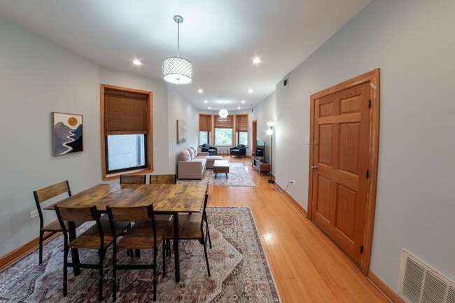 Building Photo - 3-Bedroom Apartment in Ukrainian Village / Humboldt Park!