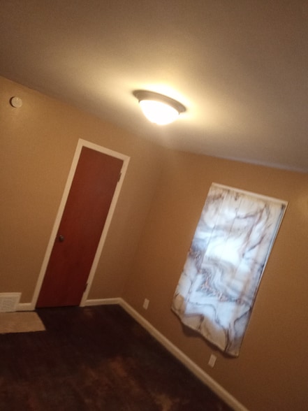 Building Photo - 385 Saxton St