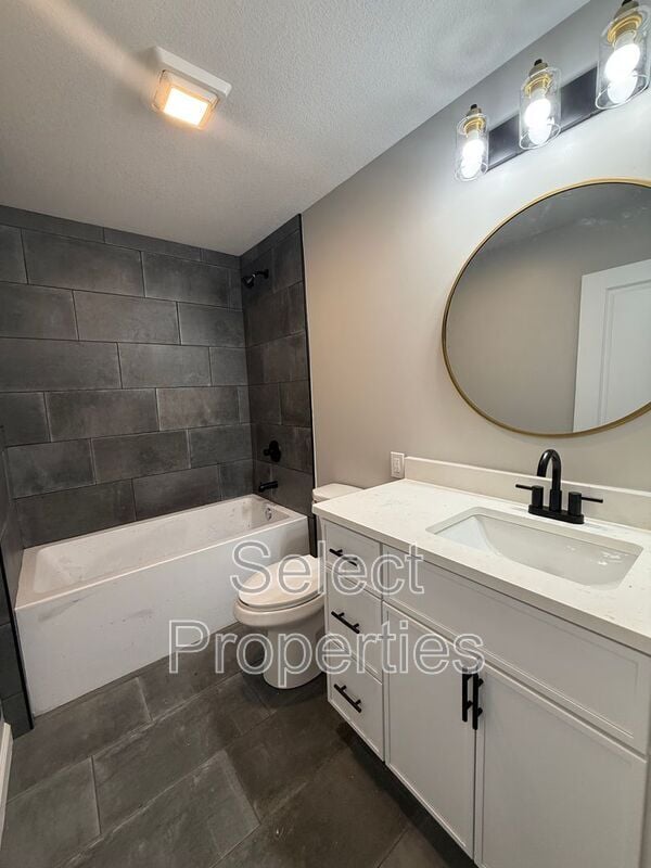 Building Photo - 2215 Hurst Ln