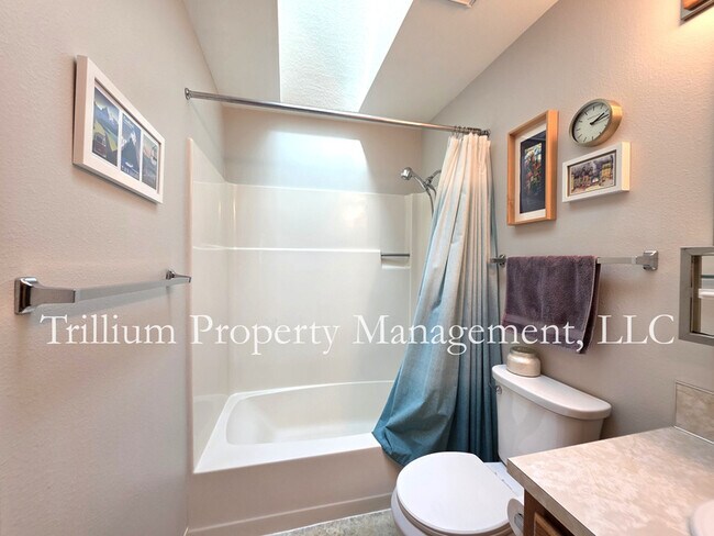 Building Photo - 110 SE 65th Ave