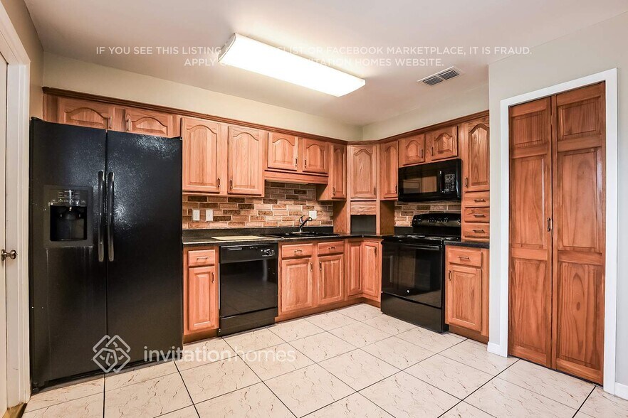 Building Photo - 930 Waverly Dr