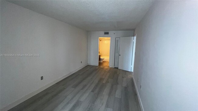 Building Photo - 850 N Miami Ave
