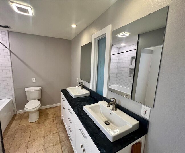 Building Photo - 3006 Lakeside Dr