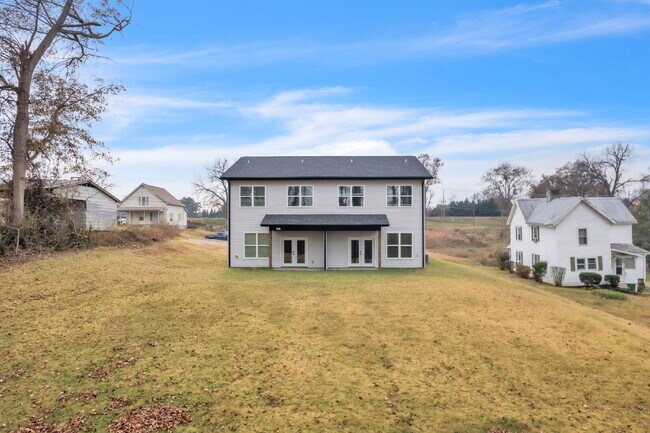 Building Photo - Updated 3-Bedroom, 2.5-Bathroom Townhome Gem in Landrum