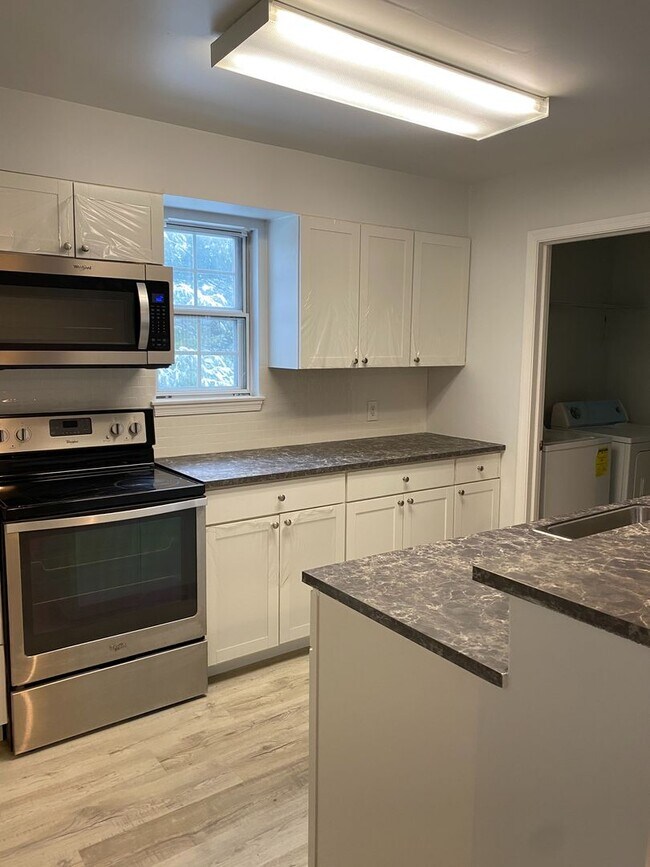 Building Photo - Remodeled Seven Oaks Condo