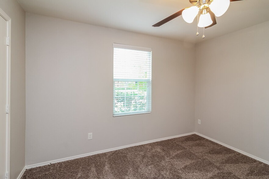 Building Photo - 1914 Palma Pita St