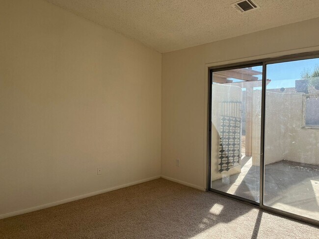 Building Photo - 4 Bedrooms 2 Bathroom home available in Victorville!!