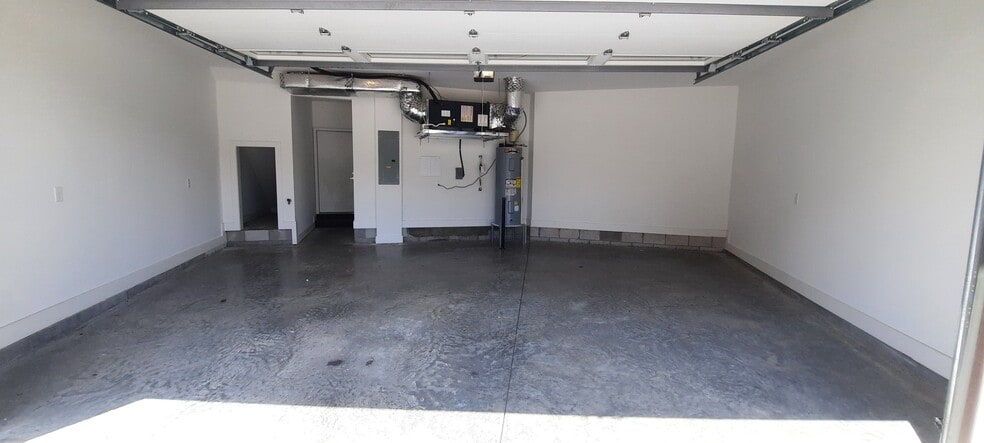 Building Photo - 490 W Trinity Ln