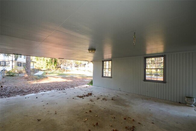 Building Photo - 1316 White Oak St SE