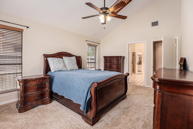 Building Photo - 602 Crestwood Dr