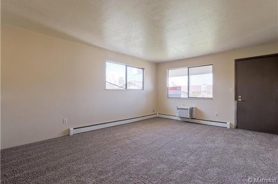 main room - 645 Manhattan Pl