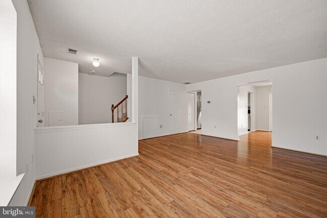 Building Photo - 16 Meadowside Ct