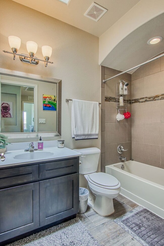 Building Photo - Beautiful Modern & Contemporary House 3 beds-2 baths in 79932