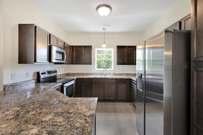 Building Photo - Wonderful 3 Bedroom 2.5 bath townhome is close to beaches, bases and shopping!