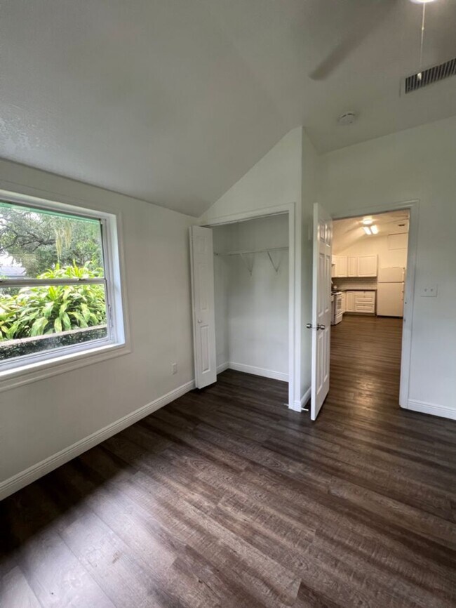 Building Photo - SRATm Triplex 1009 &amp; 1011 26th Ave W B...