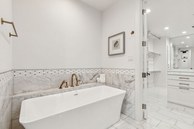 Building Photo - 28 Comillas Dr