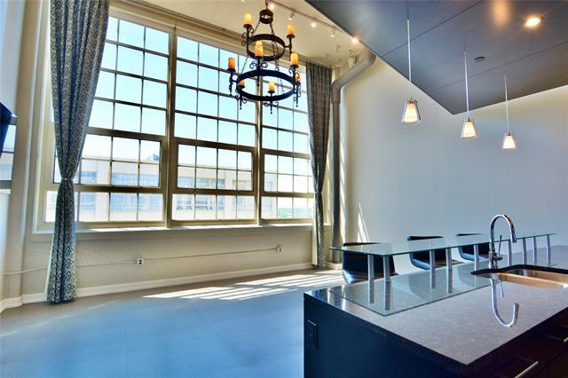 Building Photo - 2600 W 7th St