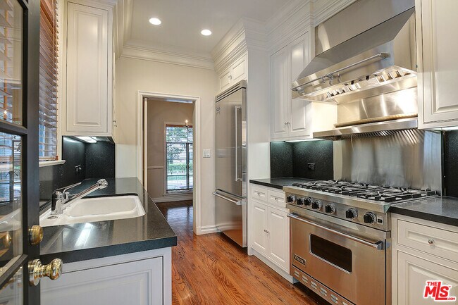Building Photo - 149 S Rodeo Dr
