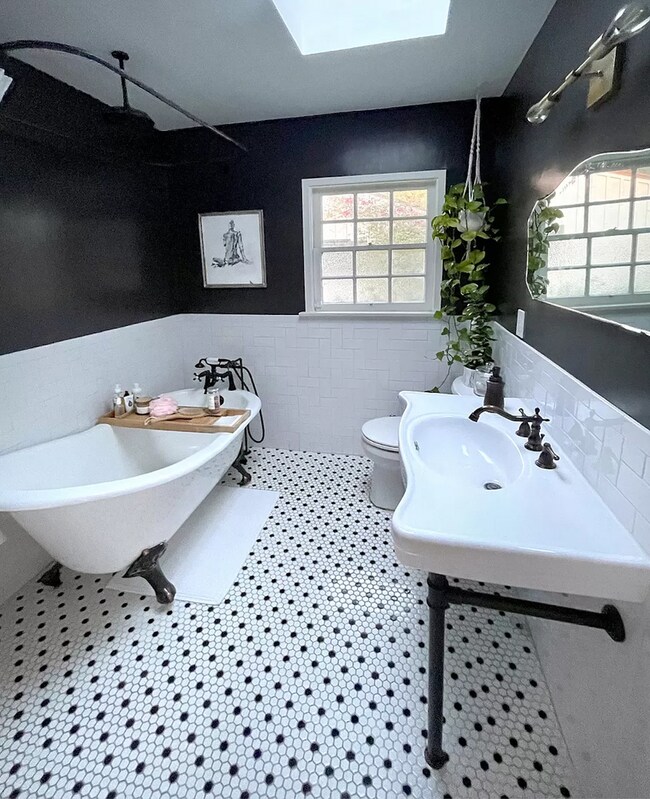 Building Photo - 2828 Laurel Canyon Pl