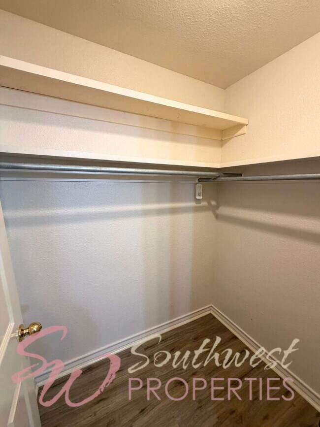 Building Photo - 2 bedroom 2 bath well maintained home close to city park!