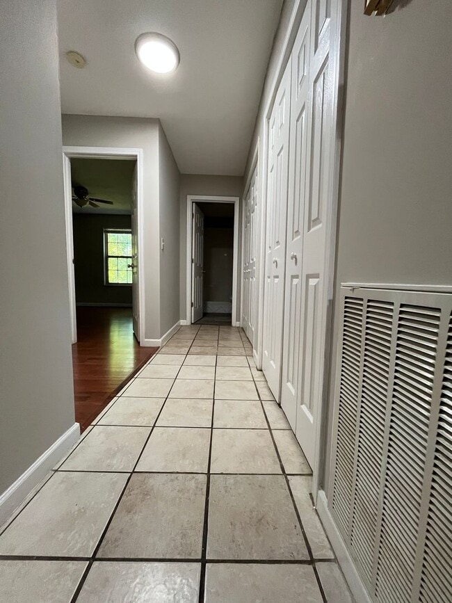 Building Photo - 1611 Meadow Spring Dr