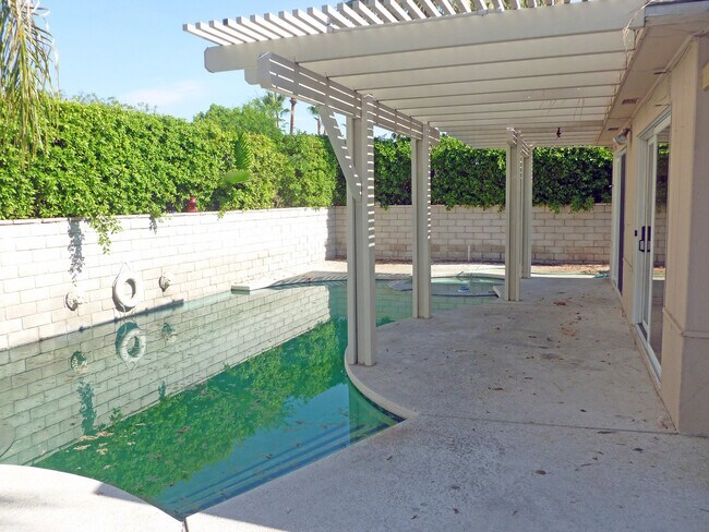 Building Photo - Sunny Dunes