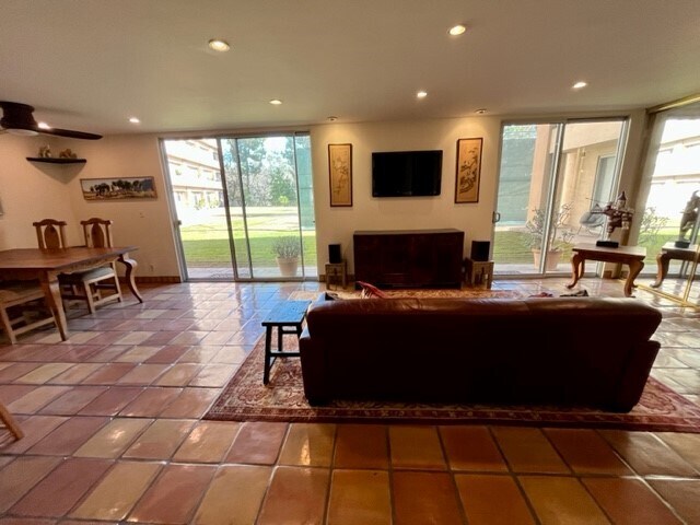 Building Photo - 100 S Doheny Dr