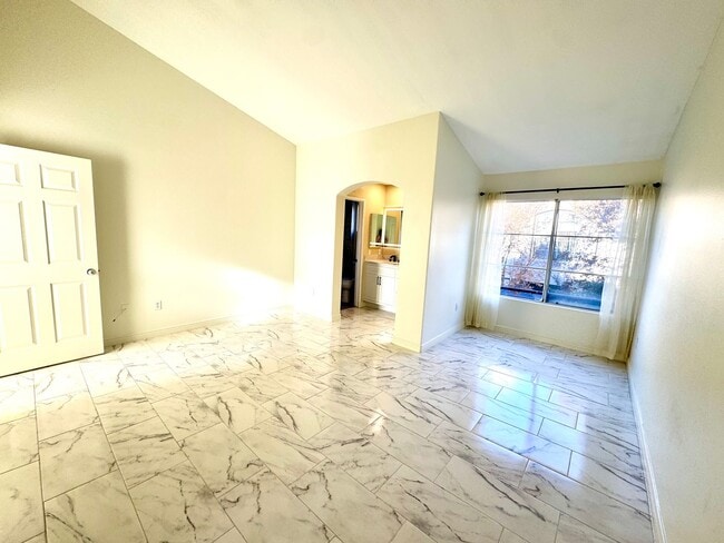 Building Photo - Beautiful 2 Story, 2 Bedroom plus Large Loft Condo in Aliso Viejo