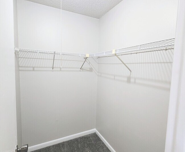 Building Photo - Welcome to this charming 3-bedroom, 2-bath...