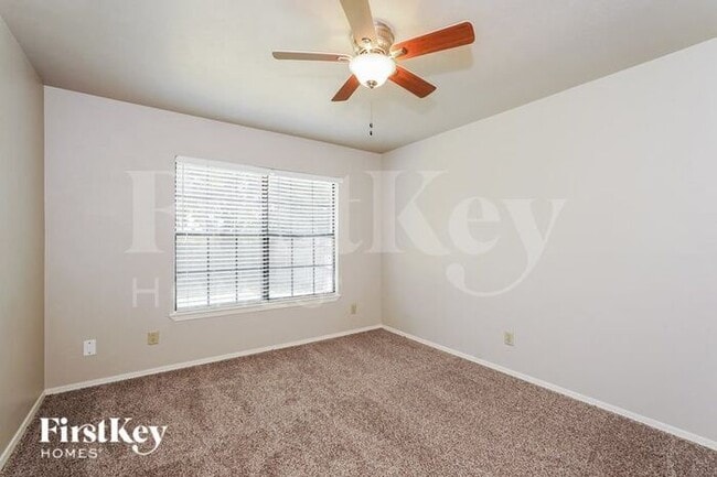 Building Photo - 2404 Busch Dr