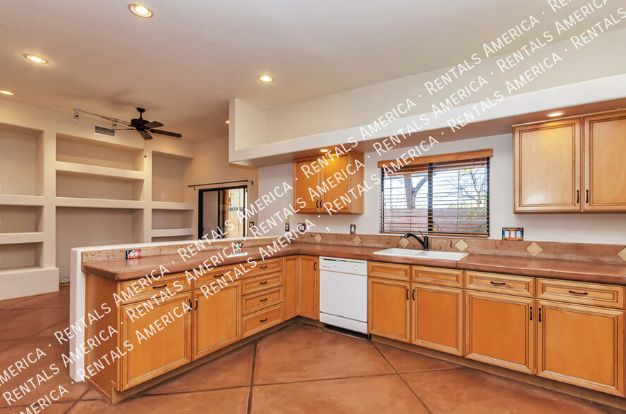 Building Photo - 1711 N Baxter Dr