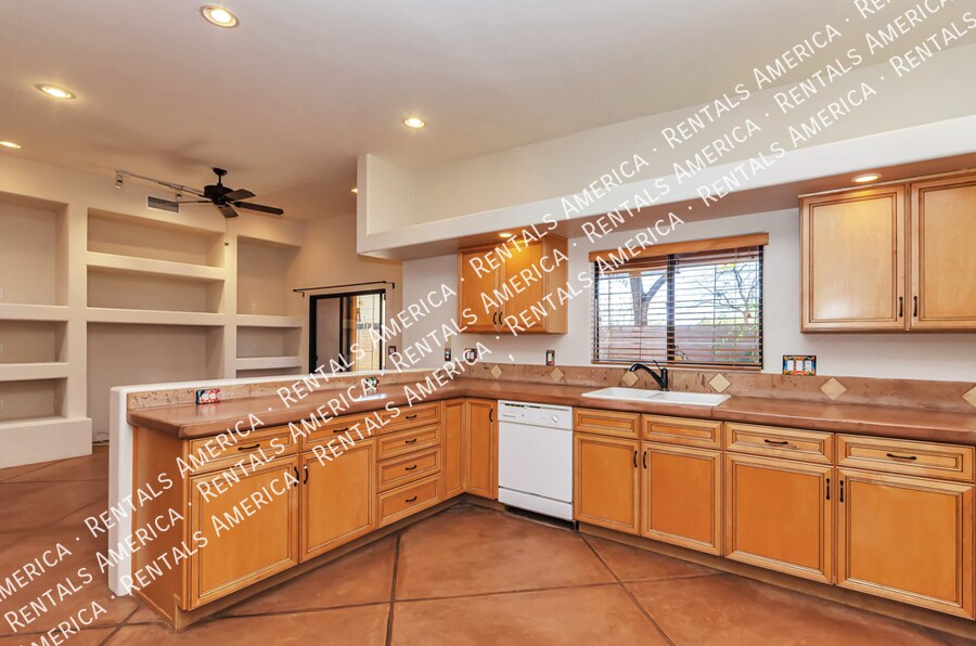 Building Photo - 1711 N Baxter Dr