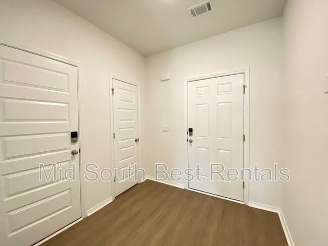 Building Photo - 92 Kelton Ln