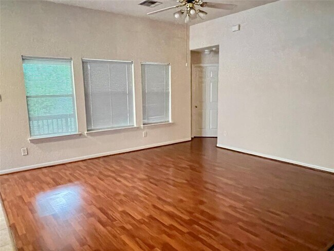 Building Photo - 42 W Foxbriar Forest Cir