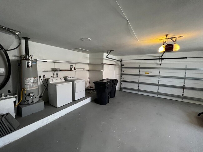 Building Photo - Beautiful Hollywood Home