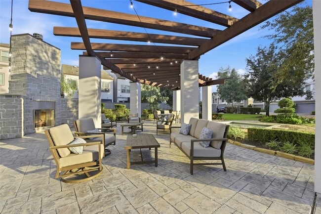 Building Photo - 819 Algona Ave