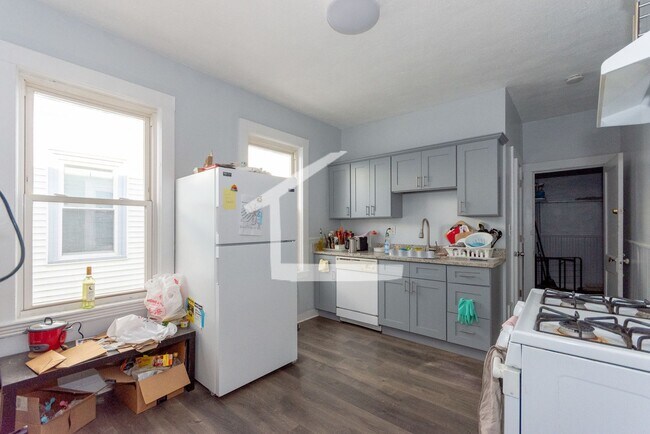 Building Photo - 9/1 Spacious Packard's Corner 4BR/2BA w/ba...