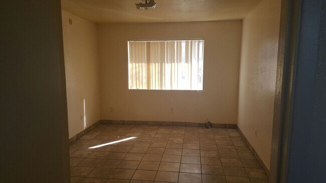 Building Photo - 1000 Miller St