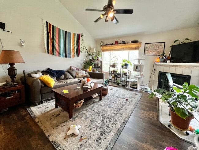 Building Photo - 2 Bed Charmer with Mountain Backdrop