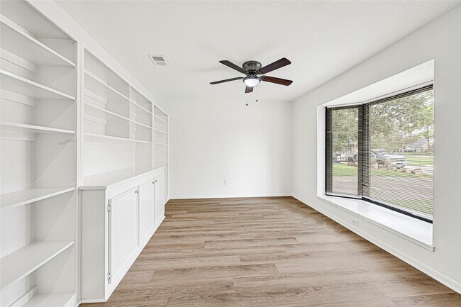 Building Photo - 10206 Sagebluff Dr