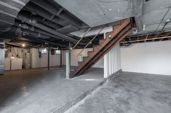Building Photo - 2144 Lakeside Dr