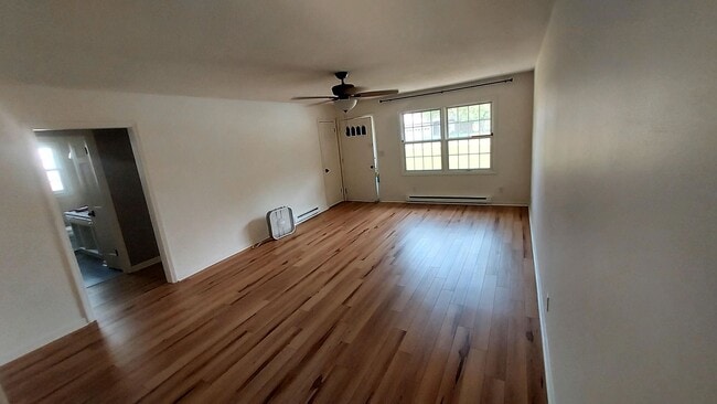 Building Photo - 2 Bedroom 1 Bath 1025 Sqft Home Minutes to...