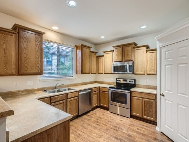 Building Photo - Home in Stone Oak!