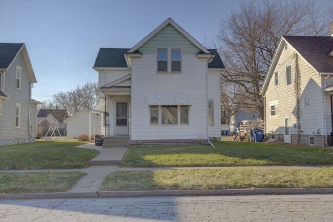 Building Photo - 514 S Clark St