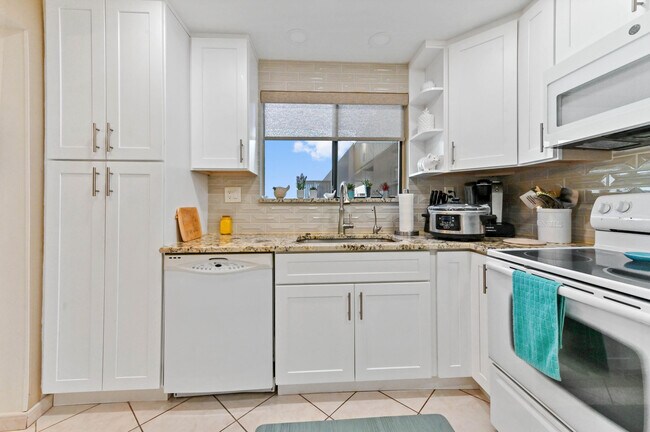 Building Photo - 15217 Lakes of Delray Blvd
