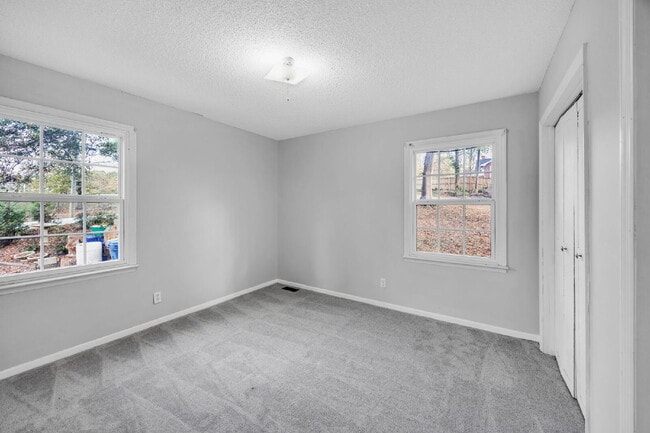 Building Photo - Charming 2-Bedroom Retreat in Spartanburg'...