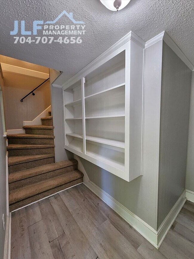 Building Photo - Spacious 3 Bed/2.5 Bath Duplex With Basement.